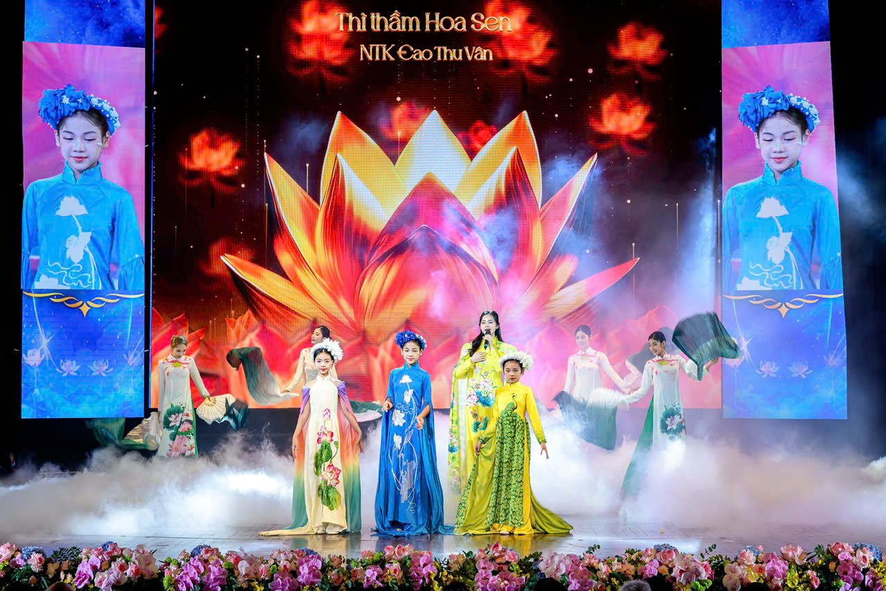 Người mẫu trình diễn bộ sưu tập Thì Thầm Hoa Sen