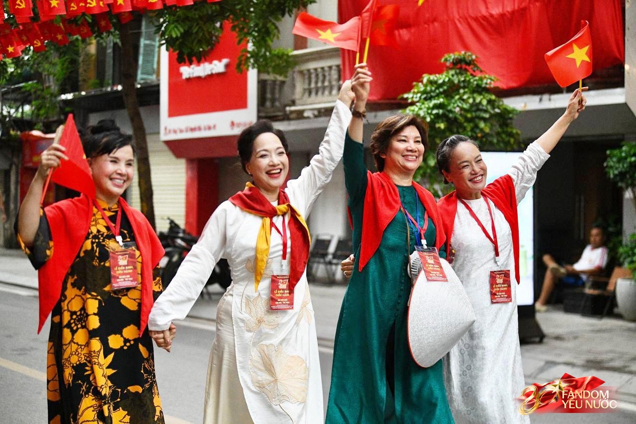 Người hâm mộ tạo nên không khí sôi nổi cho đại lễ