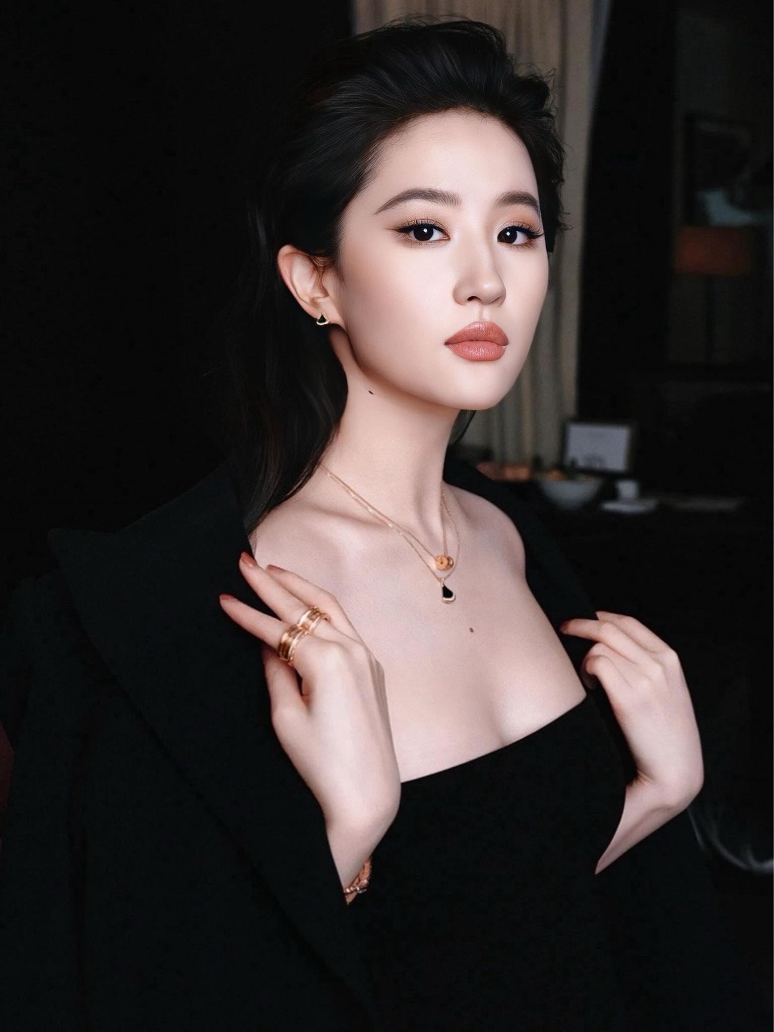 Lưu Diệc Phi không tham dự sự kiện W 2025 Annual Gala