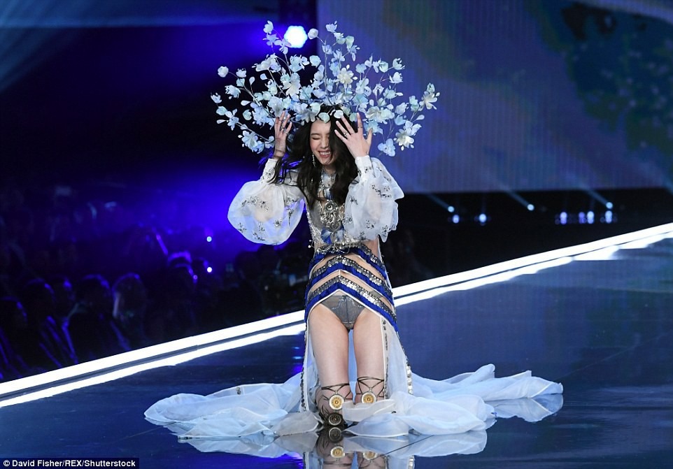 Hề Mộng Dao ngã trên sàn diễn Victoria's Secret
