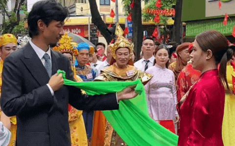 Hành động ân cần của Hoàng Thuỳ Linh với Đen Vâu
