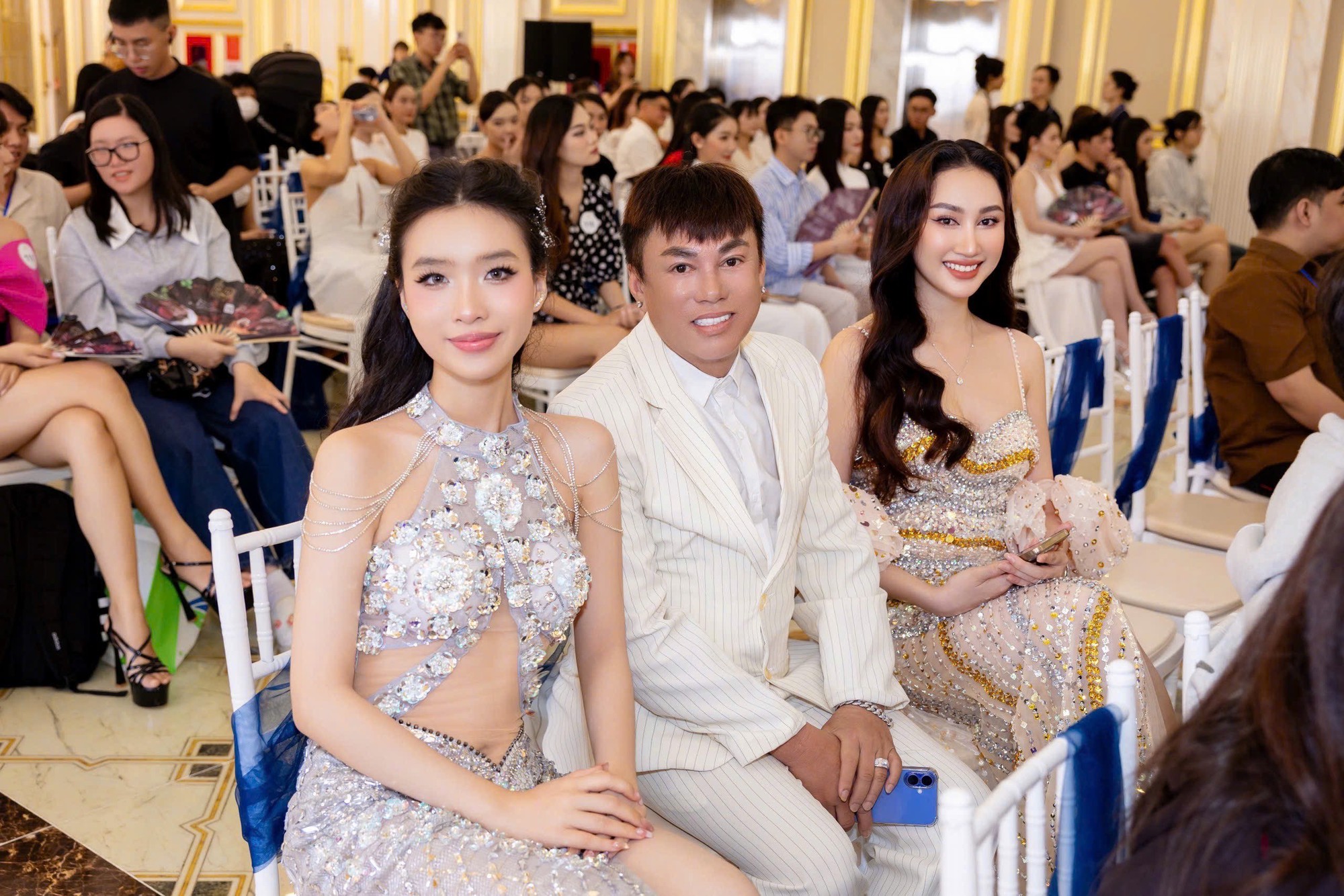 Váy dạ hội ôm sát tôn lên đường cong của Hoa khôi