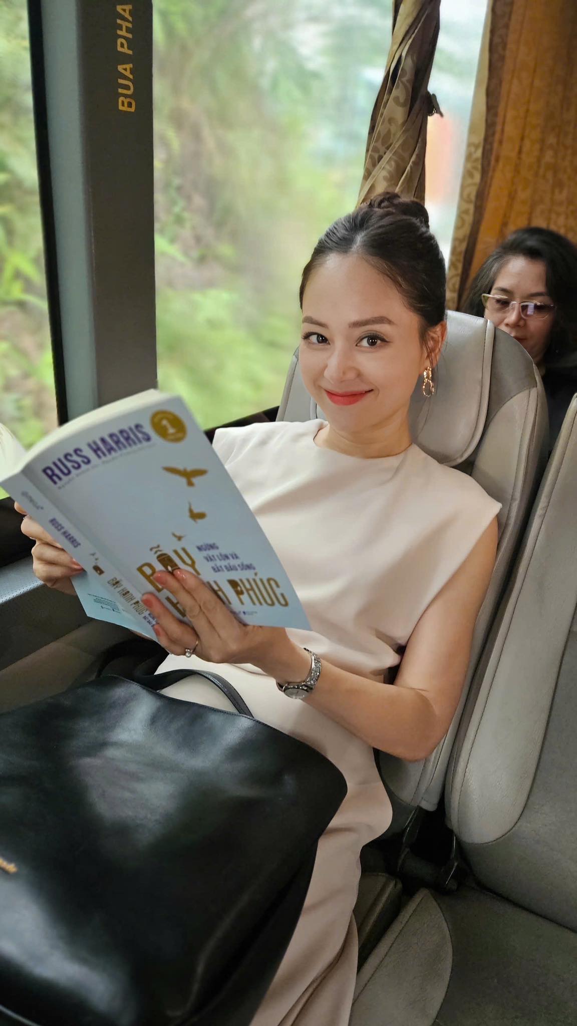 Lan Phương đọc sách phát triển bản thân
