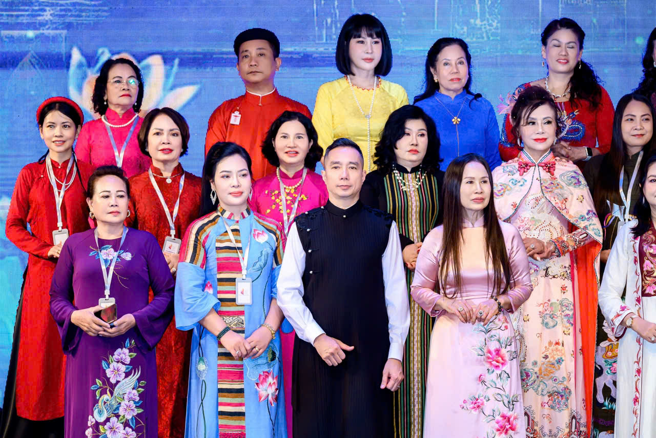 Cao Thu Vân cùng các cộng sự tại sự kiện