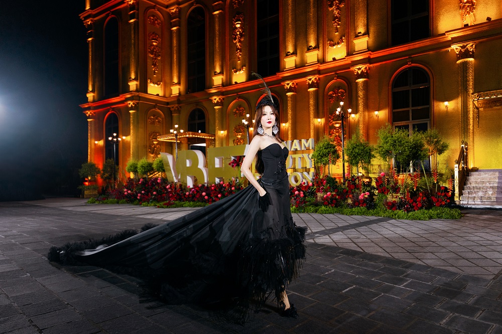 Hoa hậu Võ Lê Quế Anh với bộ váy đen huyền bí