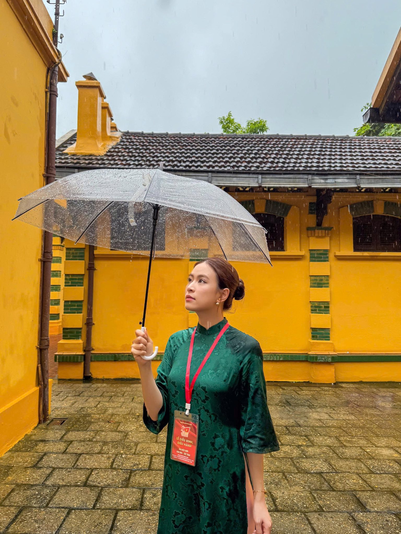 Hoàng Thuỳ Linh tại Khu di tích Phủ Chủ tịch