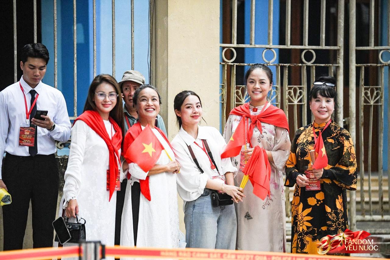 Cổ động viên nhiệt tình cổ vũ lễ diễu binh 2/9