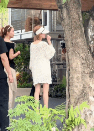 Triệu Lộ Tư cười nói không ngớt bên bạn bè