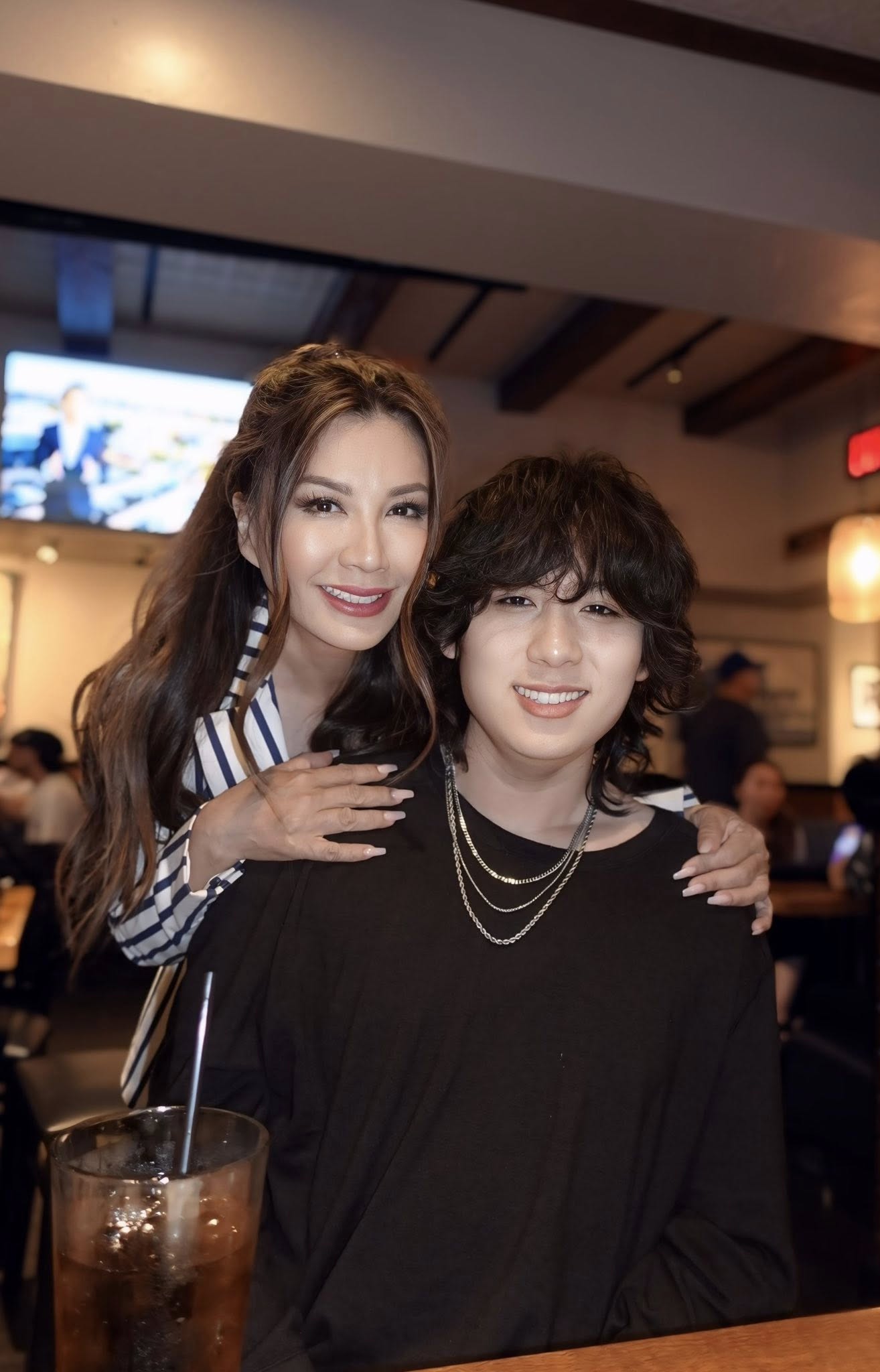 Trizzie Phương Trinh và con trai Collin