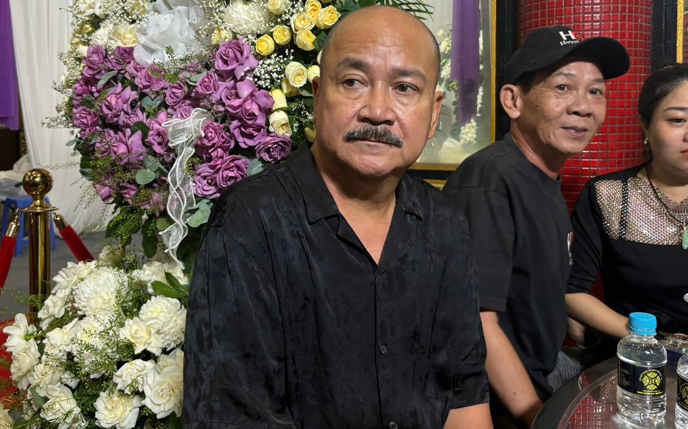 Hoàng Sơn thắp nhang cho đồng nghiệp