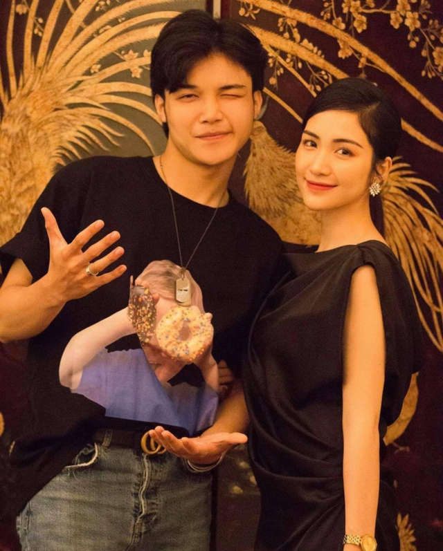 Hòa Minzy giúp đỡ em trai trong học tập