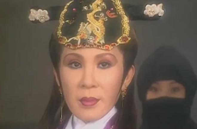 Tiêu Ân Tuấn ôm Dương Quân Quân