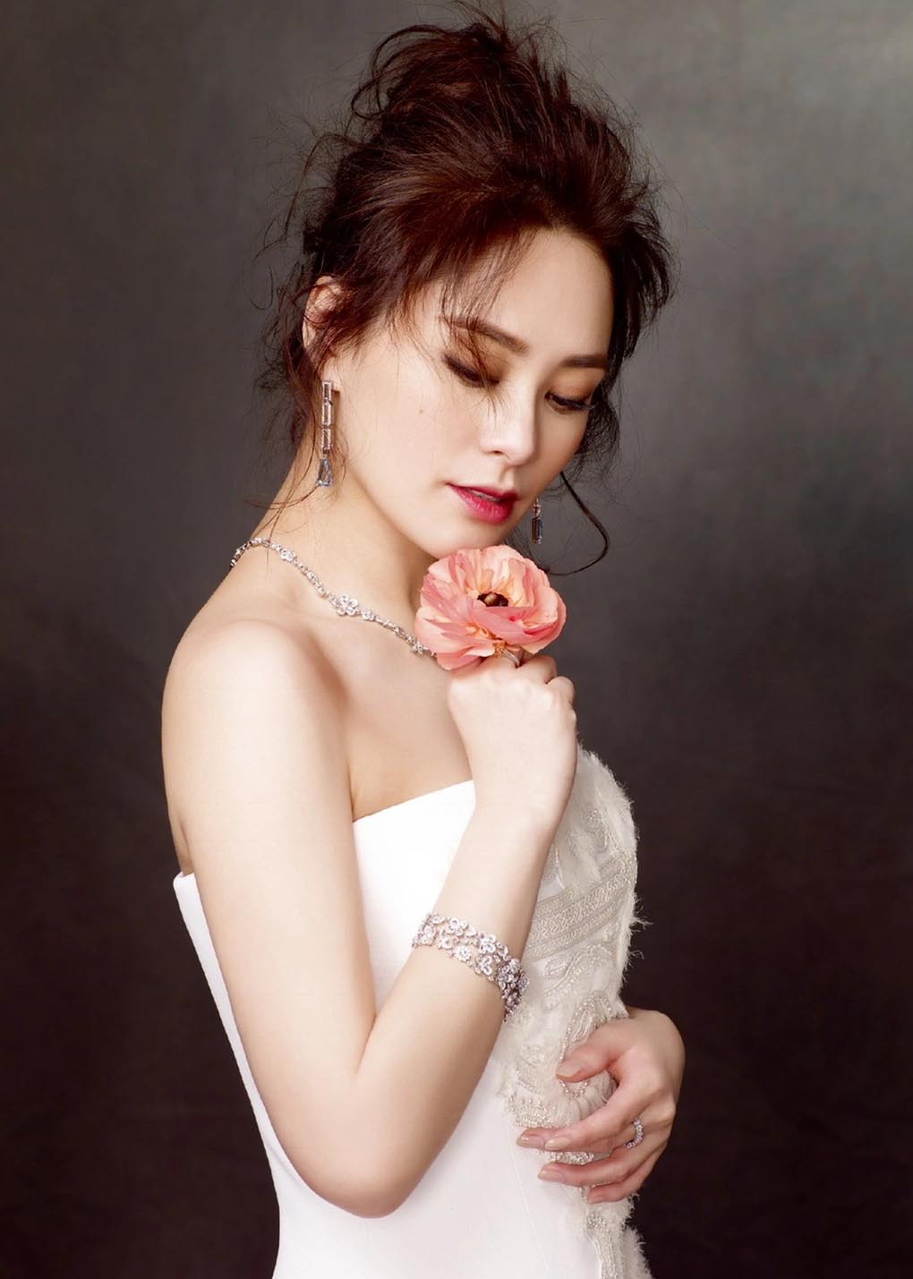 Nhan sắc hiện tại của nữ diễn viên được nhận xét là vẫn trẻ trung, quyến rũ.
