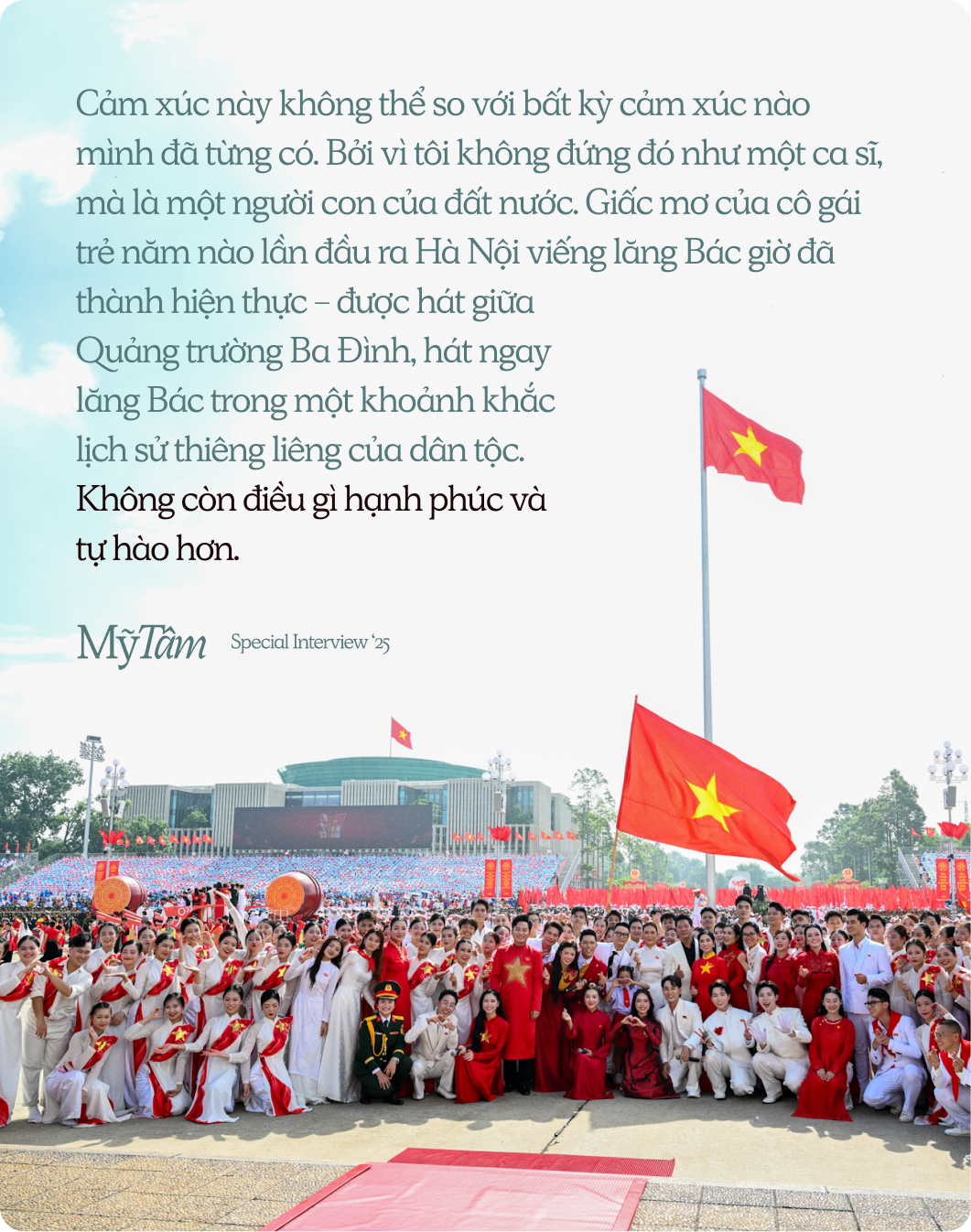 Mỹ Tâm và bé Thủy Tiên trong lúc hát Quốc ca