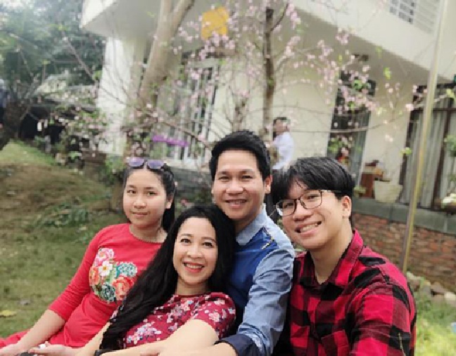 Hình ảnh Trọng Tấn cùng gia đình