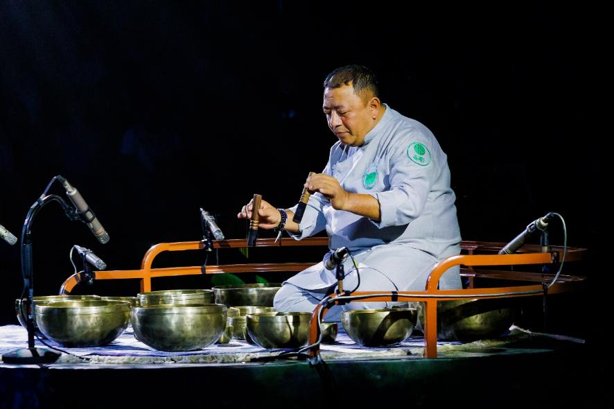 Master Santa Ratna Shakya biểu diễn chuông xoay