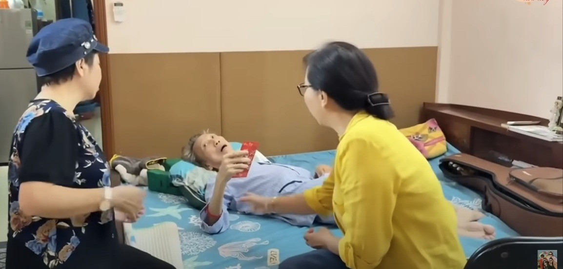 NSND Thế Hiển nằm kế bên cây đàn guitar trên giường bệnh