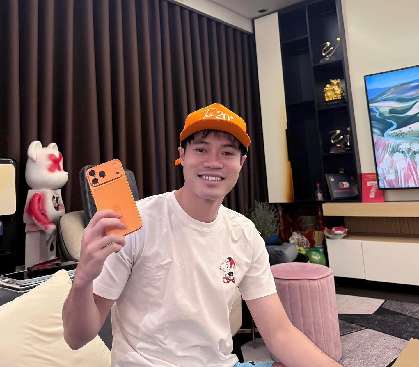 Văn Toàn khoe iPhone 17 mới cứng