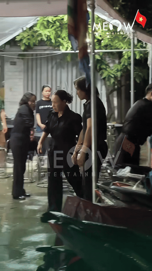 Vợ chồng Việt Hương tại tang lễ Ngọc Trinh