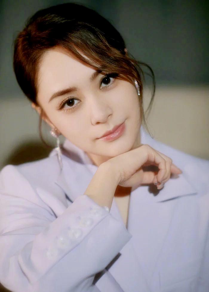 Sau một thời gian ở ẩn, cô quay lại vào năm 2009 nhưng sự nghiệp không còn rực rỡ.