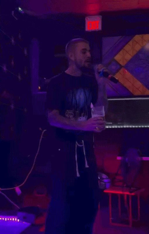 Justin Bieber hát karaoke trong phòng giống quán Việt Nam