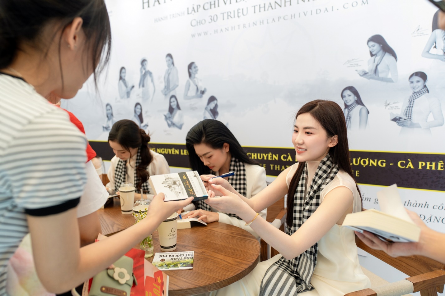 Lương Thanh ký tặng sách quý