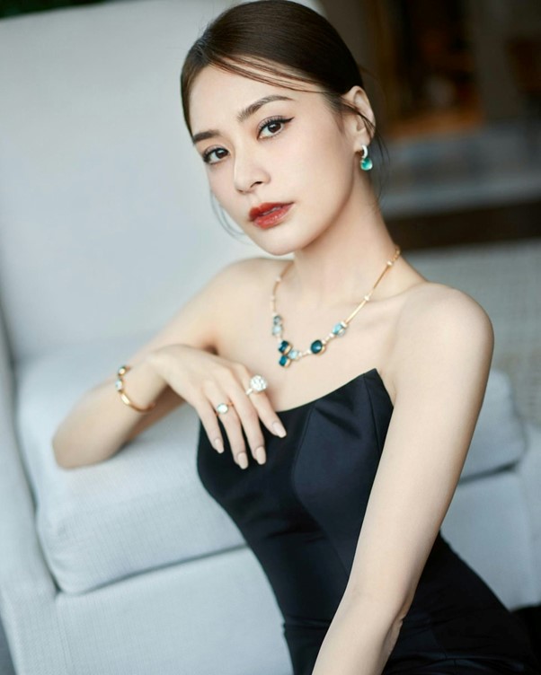 Chung Hân Đồng ở tuổi U50 vẫn năng động tham gia hoạt động showbiz.