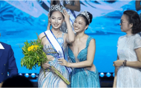 Á hậu 4 lúng túng giữ vương miện