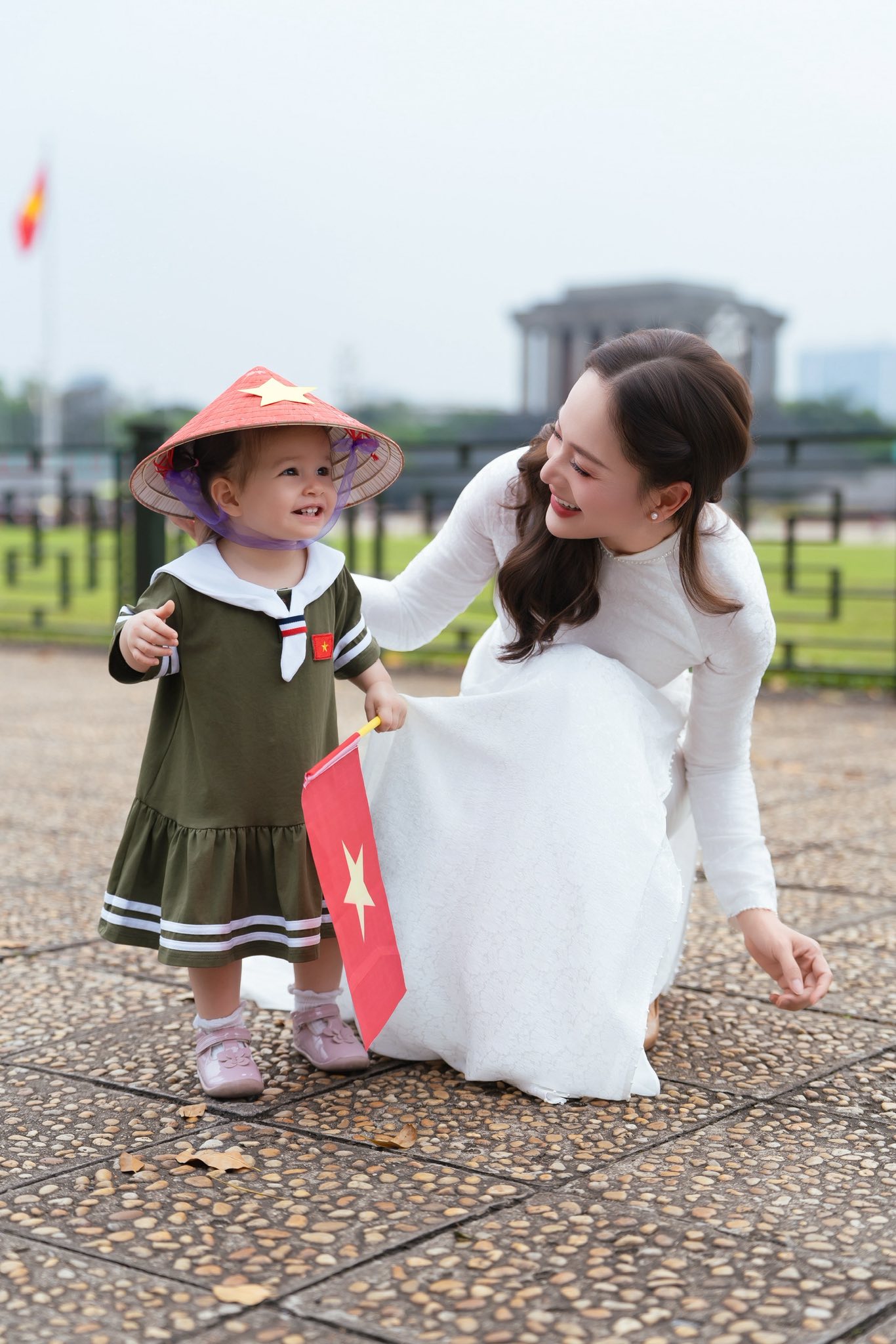 Lan Phương đưa con đi chơi lễ 2/9