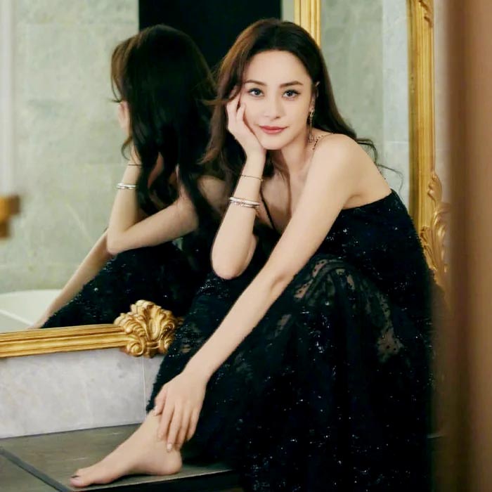 Bê bối ảnh nóng làm sụp đổ hoàn toàn hình tượng ngọc nữ của Chung Hân Đồng.