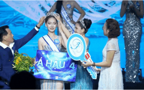 Phản ứng bối rối của Á hậu 4