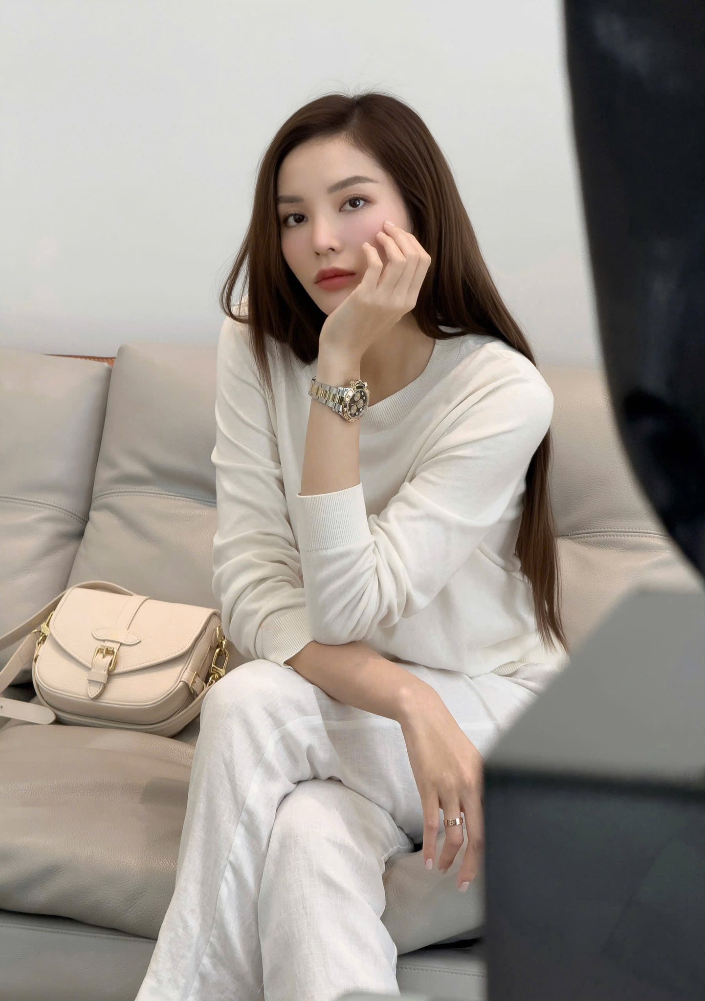 Người đẹp sinh năm 1996 còn vướng tranh cãi khi flex mua đồng hồ gần tỷ đồng