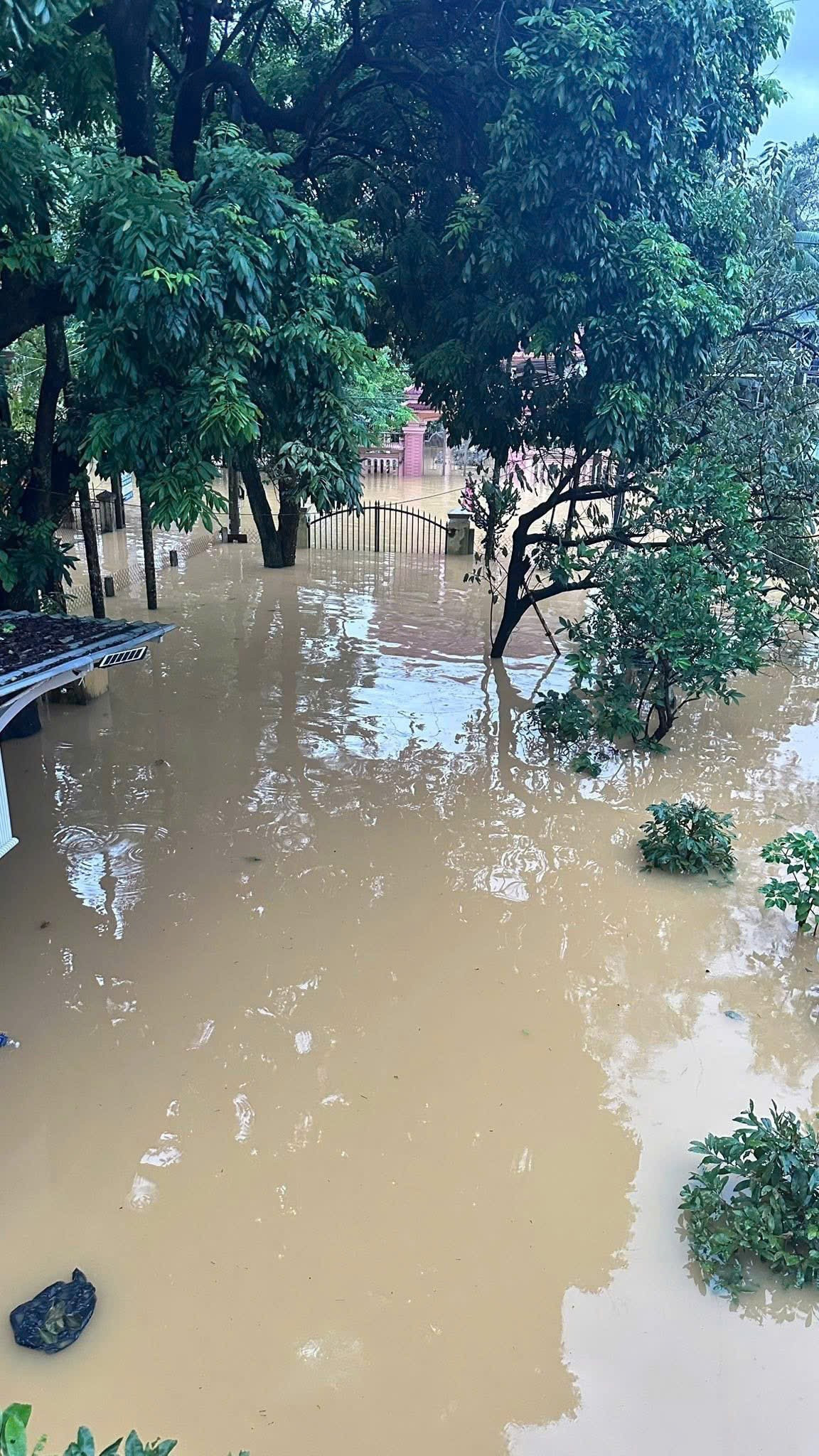 Biệt thự của ca sĩ Long Nhật ở Huế ngập gần hết cổng- Ảnh 1. Biệt thự của ca sĩ Long Nhật bị ngập nước nặng