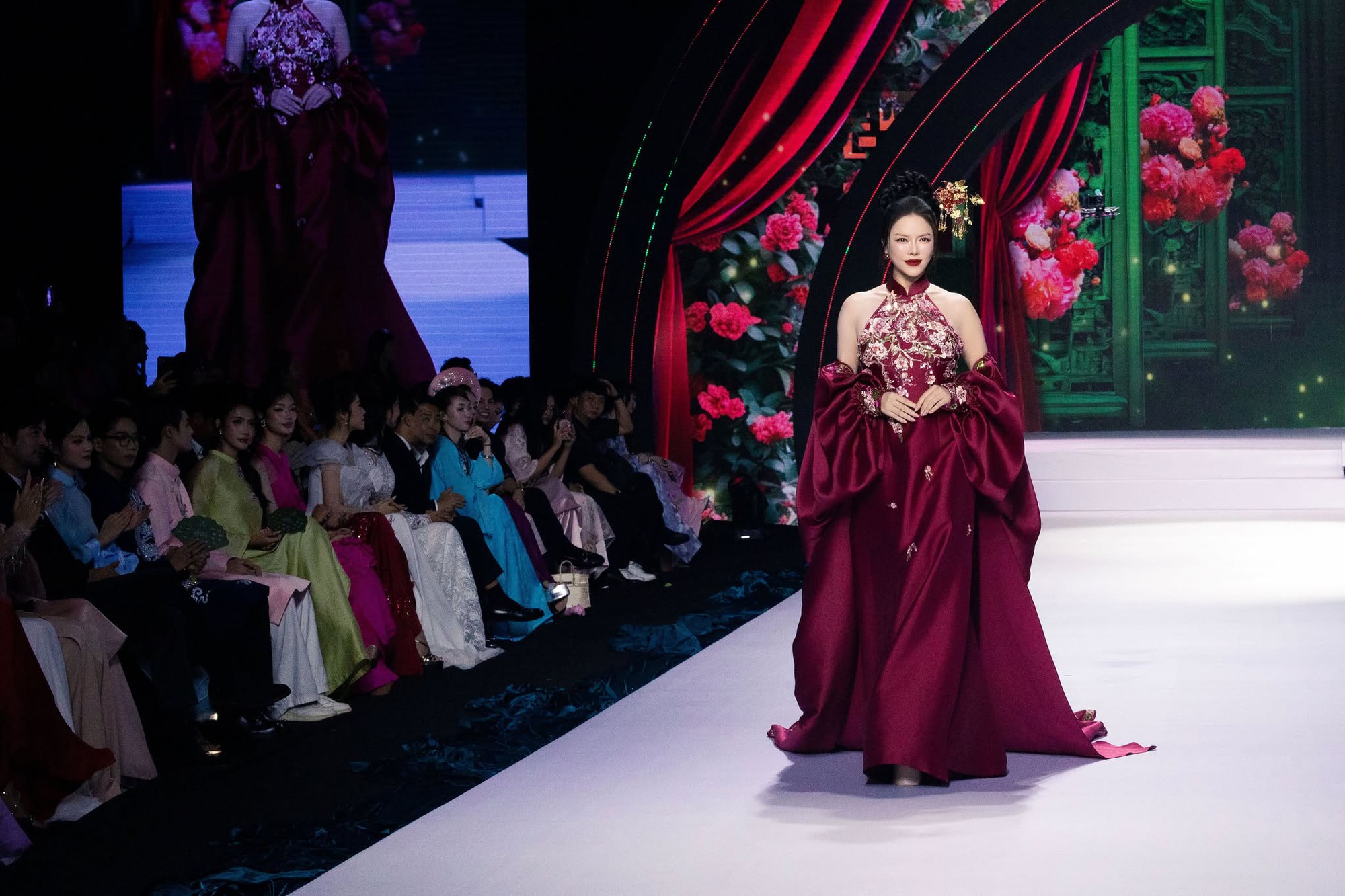 Lý Nhã Kỳ tại sàn diễn thời trang