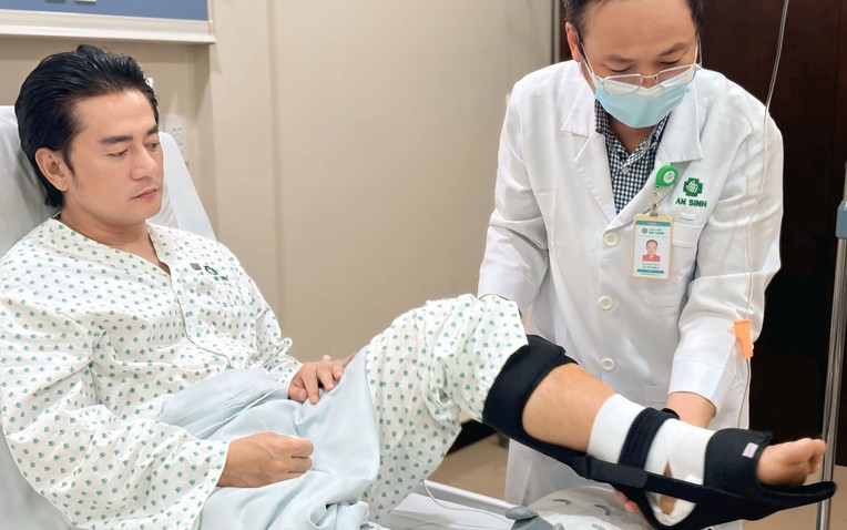 Tình hình hiện tại của diễn viên Trương Minh Cường sau tai nạn đứt hoàn toàn gân gót chân- Ảnh 1. Diễn viên Trương Minh Cường trong bệnh viện