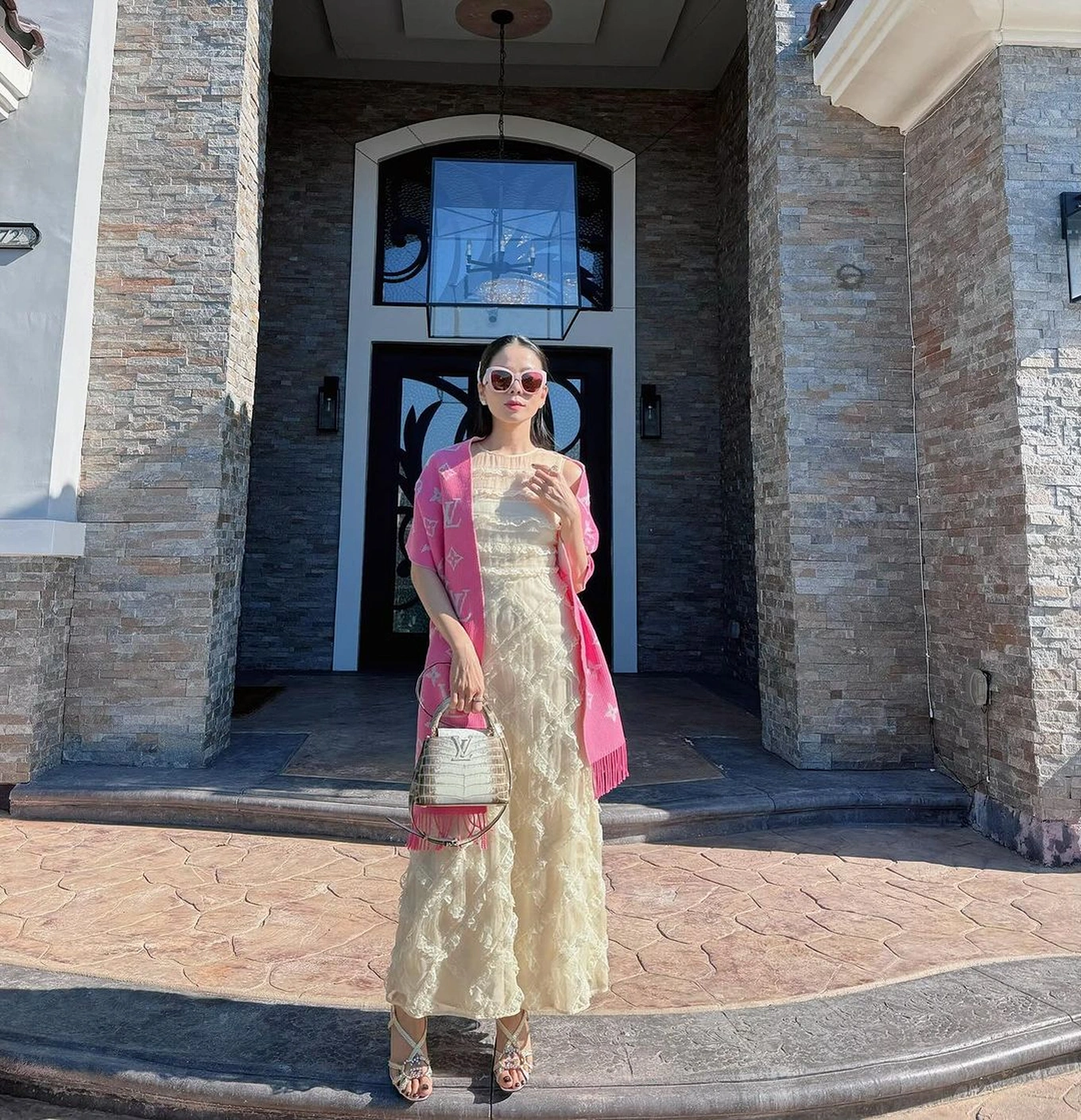 Toàn cảnh biệt thự Đà Lạt của Lệ Quyên Cơ ngơi trên đồi với thiết kế trắng chủ đạo