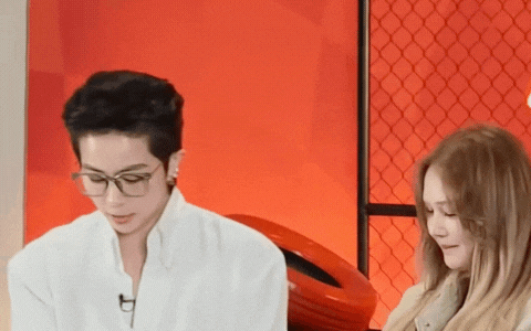 Xoài Non liên tục nhìn điện thoại khi livestream