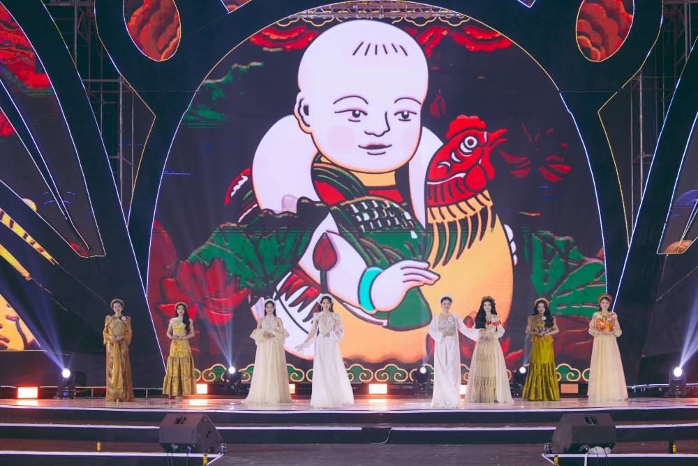 Hoàng Ngọc Như đăng quang Hoa hậu Sinh viên Việt Nam 2025- Ảnh 2. Các thí sinh trong trang phục truyền thống.