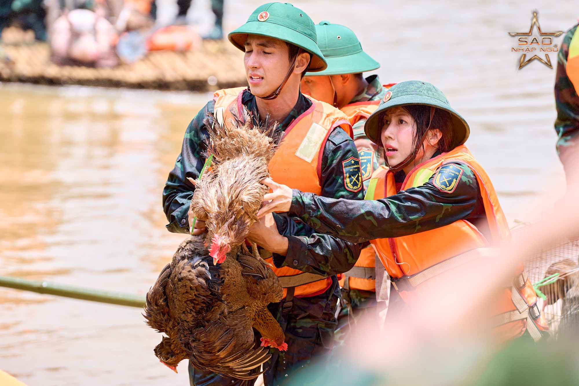 Các chiến sĩ trong thử thách mô phỏng bão lũ