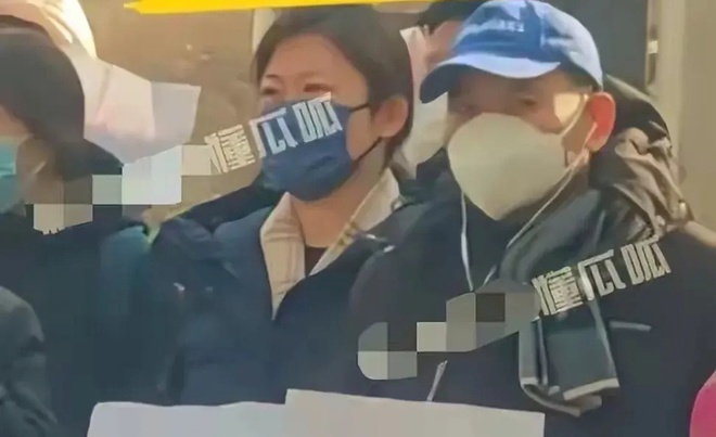 Hàng chục người kéo đến phim trường đòi tiền Người dân giăng băng rôn phản đối