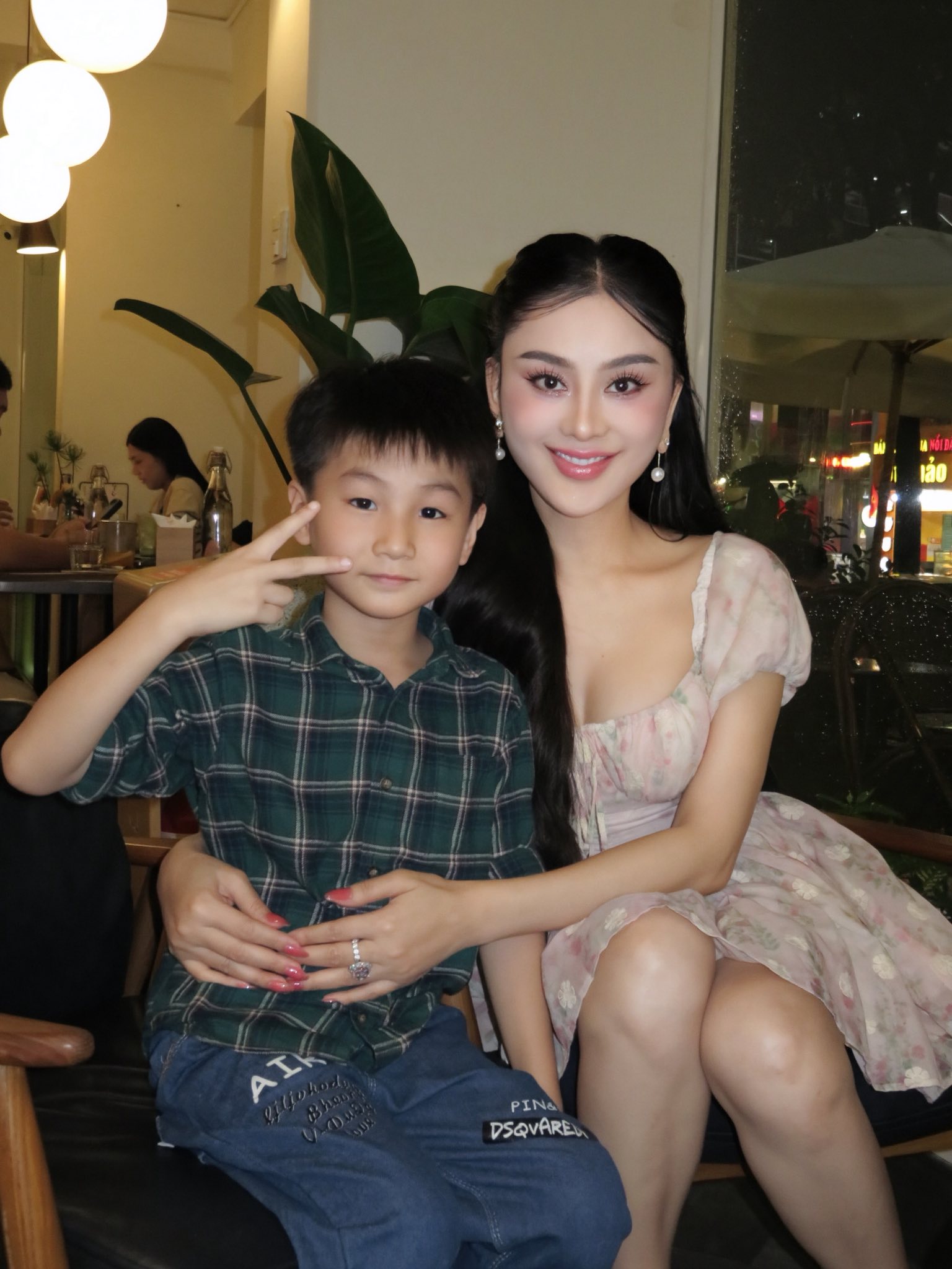 Lâm Khánh Chi bên con trai