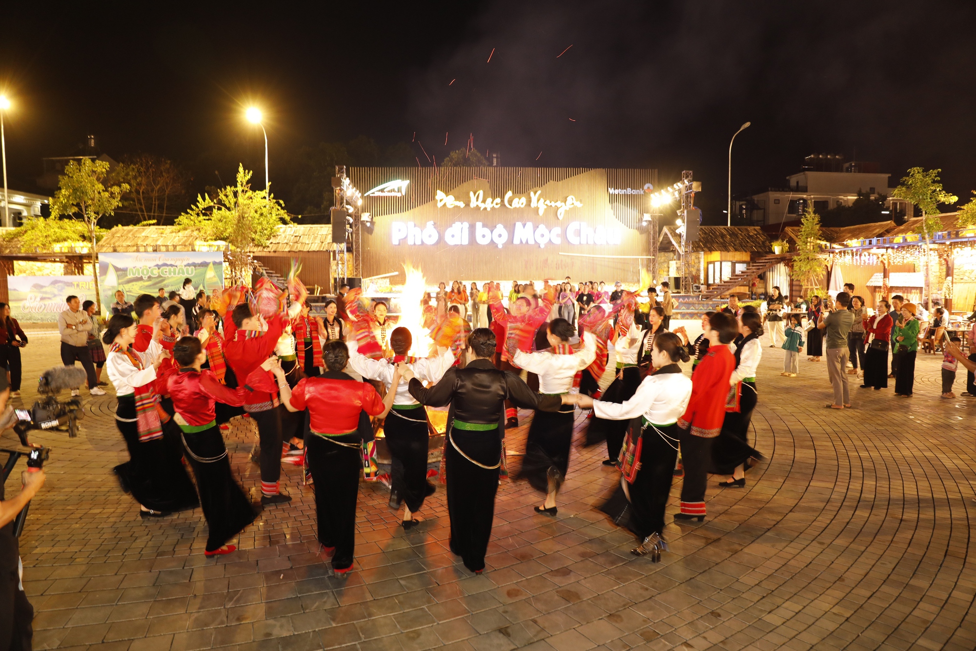 Top 30 Hoa hậu Du lịch Dân tộc Việt Nam 2025 tham gia các trải nghiệm, thử thách đầy kịch tính- Ảnh 6. Hoạt động đốt lửa trại, múa Xòe