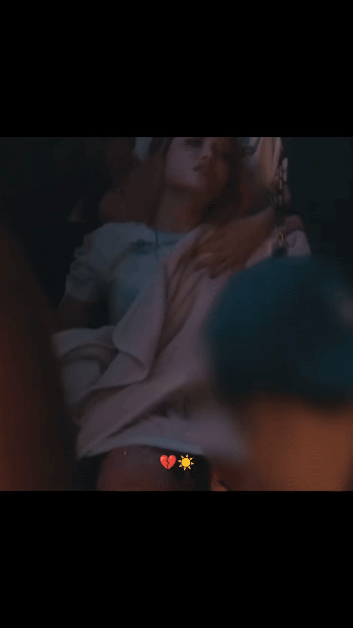 Nữ ca sĩ lên cơn động kinh gây sốc, chân tay co quắp đến bất tỉnh- Ảnh 1. Nữ ca sĩ co giật trên sân khấu