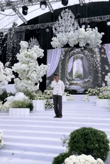 Nam ca sĩ hát tại hôn lễ trong mơ của Hoa hậu Đỗ Hà là ai?- Ảnh 3. Ca sĩ Dương Edward biểu diễn tại hôn lễ