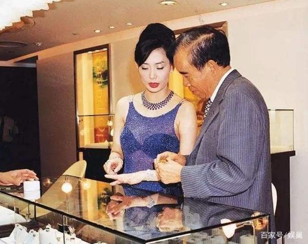 Cái kết ngỡ ngàng của “bom sex” dám “mạo phạm” với tỷ phú 70 tuổi - Ảnh 7. Tỷ phú Hà Hồng Sân đặc biệt ưu ái Quảng Mỹ Vân