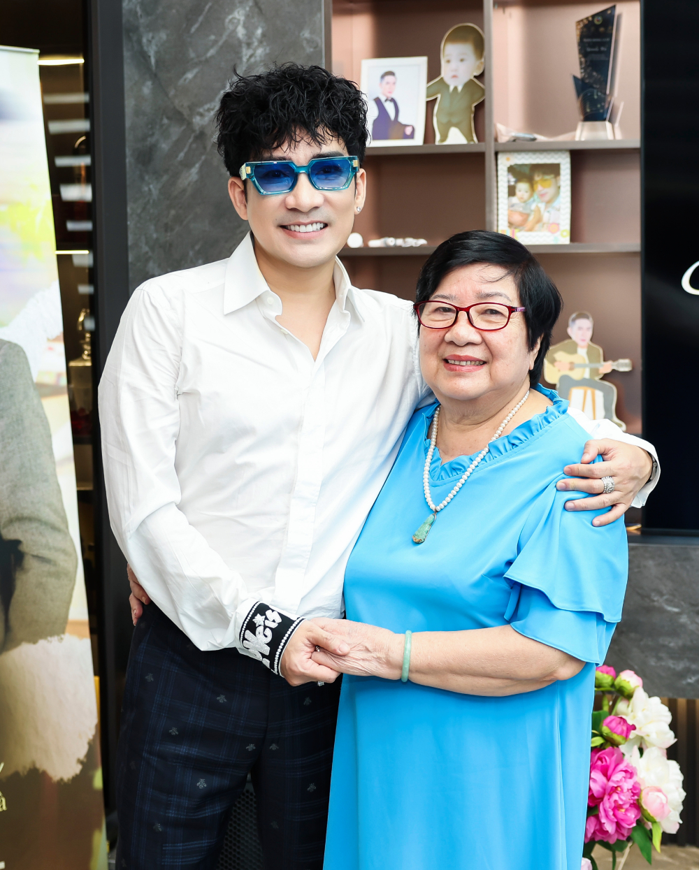 Mẹ Quang Hà lên tiếng về việc con trai U50 chưa lấy vợ, sinh con, có 30 cái nhà- Ảnh 1. Quang Hà và mẹ.