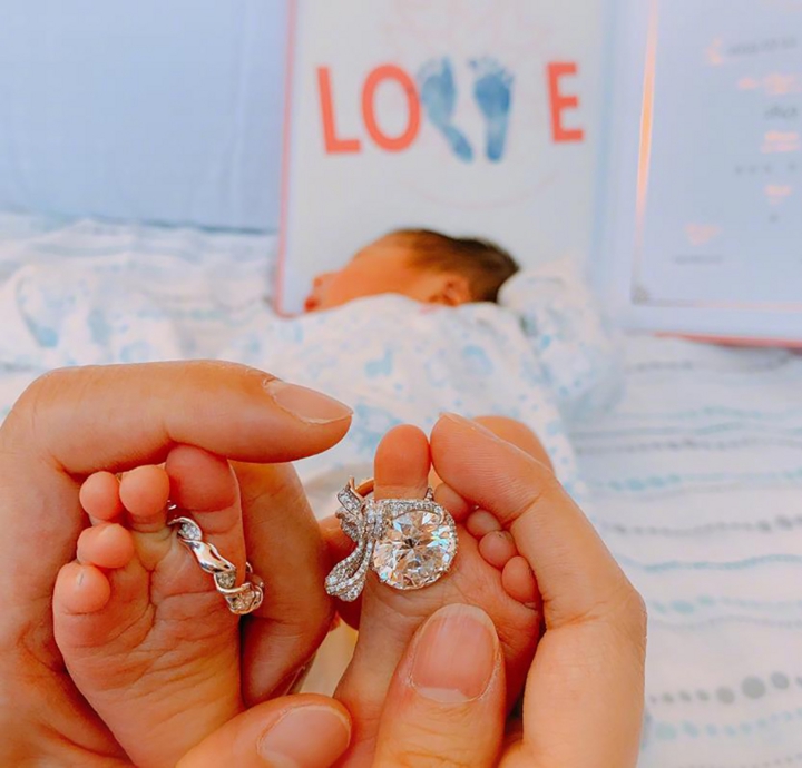Nhẫn kim cương và cổ phần khủng