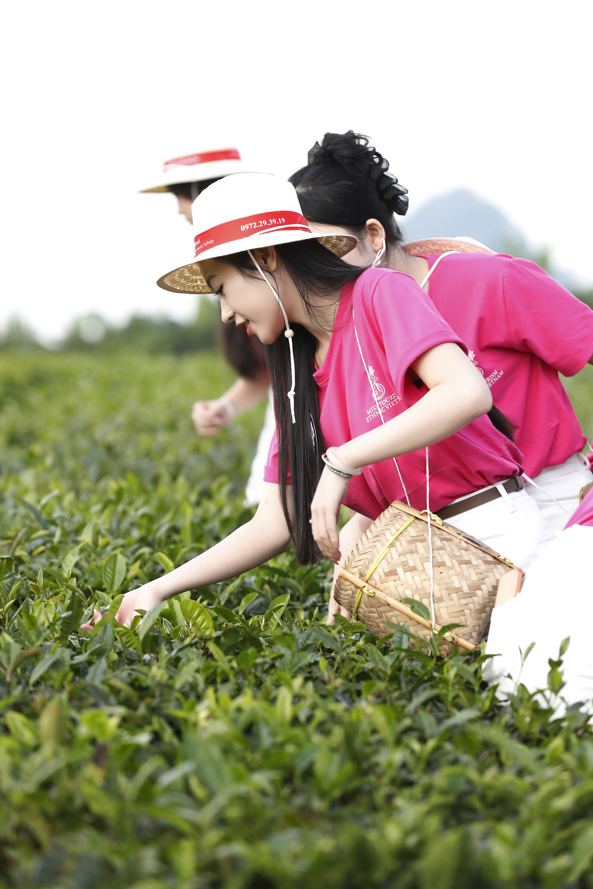 Top 30 Hoa hậu Du lịch Dân tộc Việt Nam 2025 tham gia các trải nghiệm, thử thách đầy kịch tính- Ảnh 5. Thí sinh cưỡi ngựa, trượt dây tại Mộc Châu