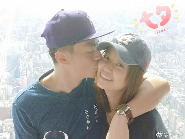 Hai ly rượu vang biểu tượng cho tình yêu bền chặt