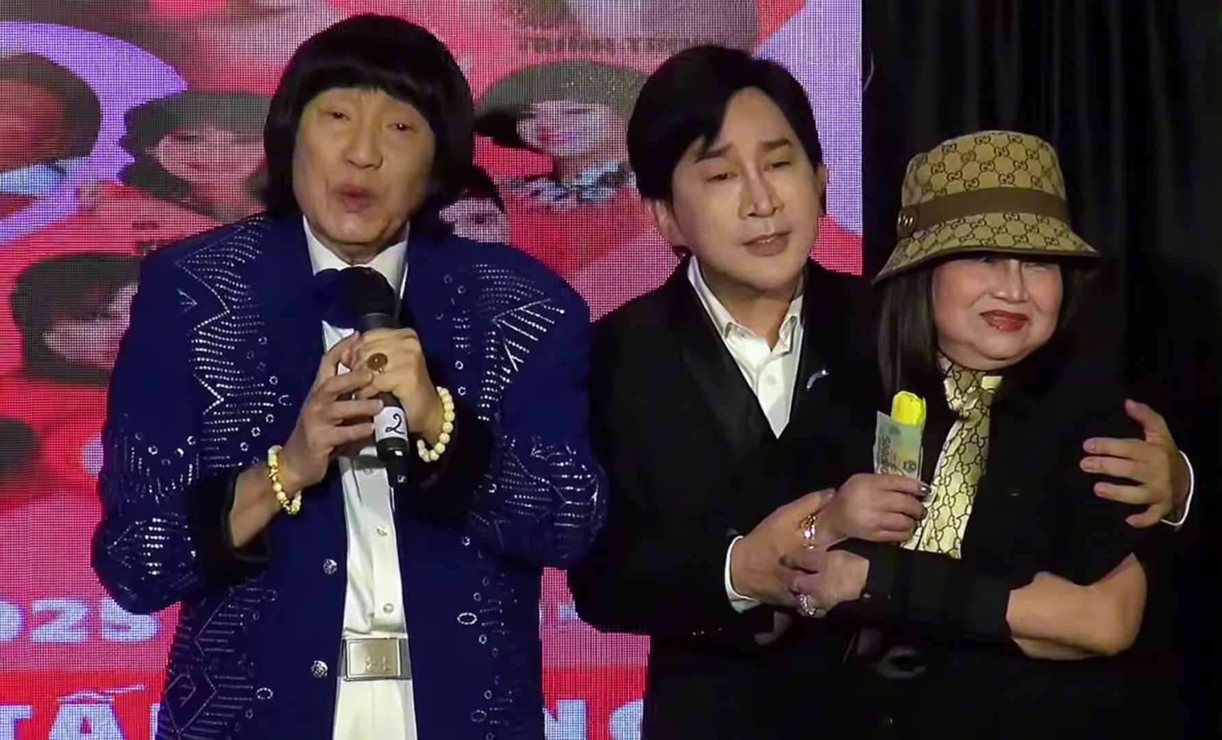 Nam NSND 75 tuổi đang hát, một Việt kiều Mỹ chạy lên tặng tiền- Ảnh 1. NSND Minh Vương đang biểu diễn